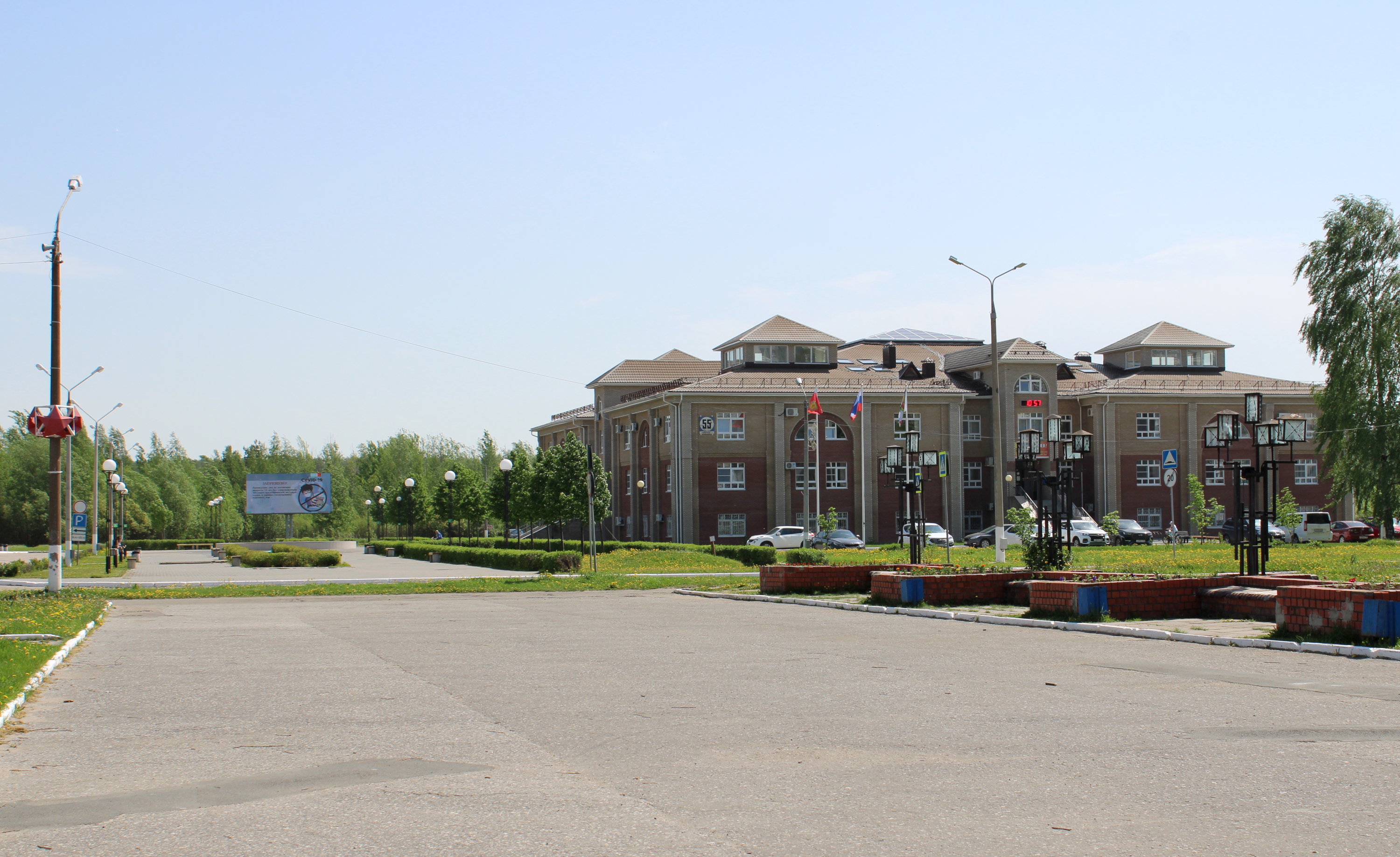 В коцне мая 2006 года все службы городской администрациипереехали в новое административное здание. В нем так же размещаются ГКМХ, КУМИ, Общественная приёмная, Общедоступная библиотека, ЖЭУ-1 и ЖЭУ-2.
