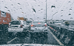 Информация для автолюбителей  о правилах управления автомобилем в условиях сильного дождя   