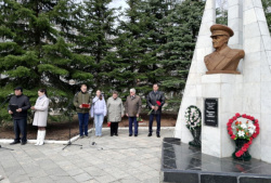 Церемония возложения цветов к памятнику И.С.Косьминова