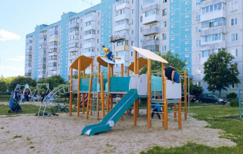 В Радужном появилась новая детская площадка