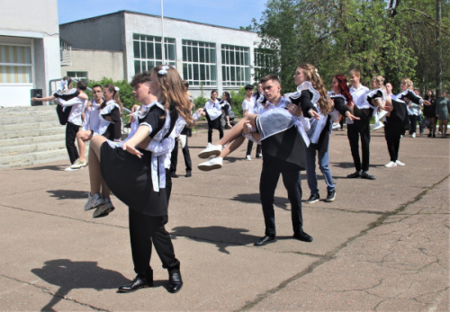 В Радужном прошли последние звонки