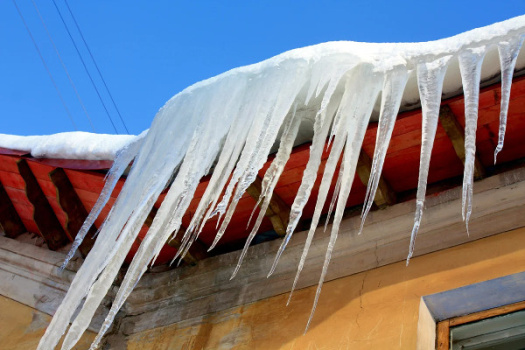 Осторожно, возможен сход с крыш снега и наледи!