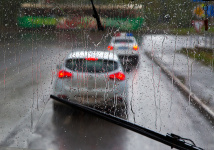 Информация для автолюбителей  о правилах управления автомобилем в условиях сильного дождя