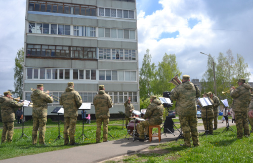 Участника Великой Отечественной войны поздравили с оркестром!