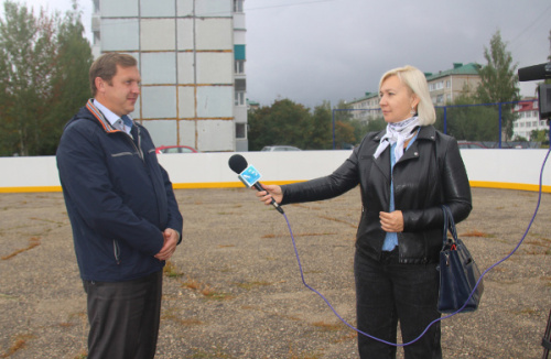 У хоккейной площадки новое ограждение 